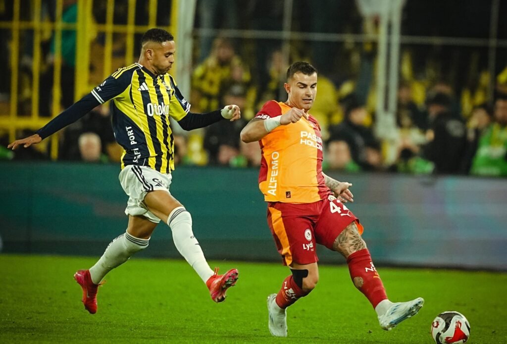 Fenerbahçe e João Pereira evitam derrota no último minuto em jogo idêntico