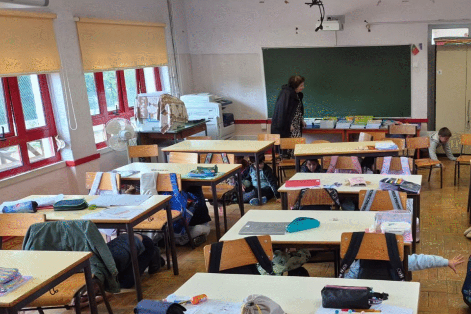 Alunos de Cruz dos Morouços aprendem a reagir em caso de sismo
