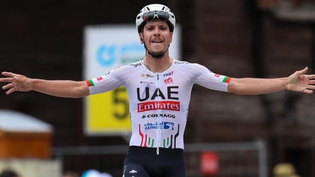 João Almeida renova com a UAE Emirates após a melhor temporada da sua carreira