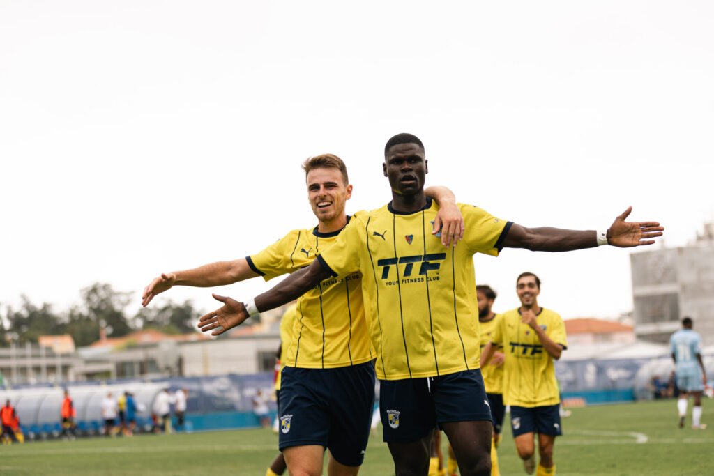 Valdu Té no jogo entre o Sintrense e o Vizela