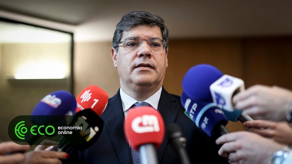 PS denuncia aumento de impostos pelo Governo "nem 48 horas" após aprovação do Orçamento