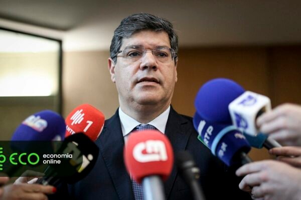 PS denuncia aumento de impostos pelo Governo "nem 48 horas" após aprovação do Orçamento