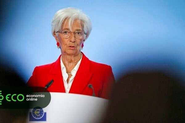 Lagarde defende equilíbrio entre redução da dívida e investimentos produtivos