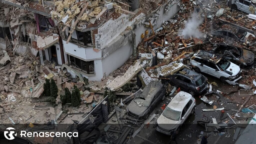 Pelo menos duas vítimas fatais e dois feridos após bombardeio russo em Lviv