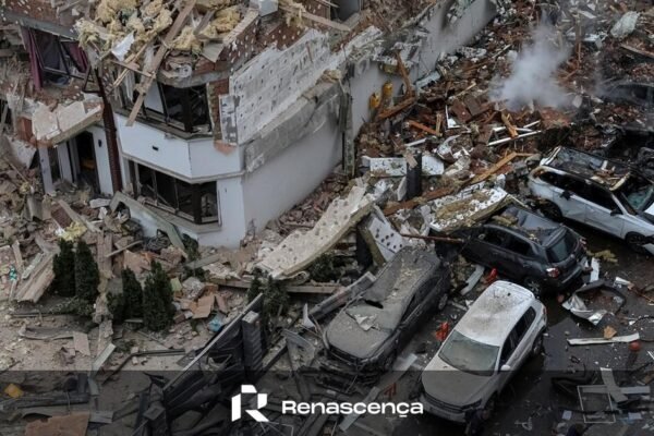 Pelo menos duas vítimas fatais e dois feridos após bombardeio russo em Lviv