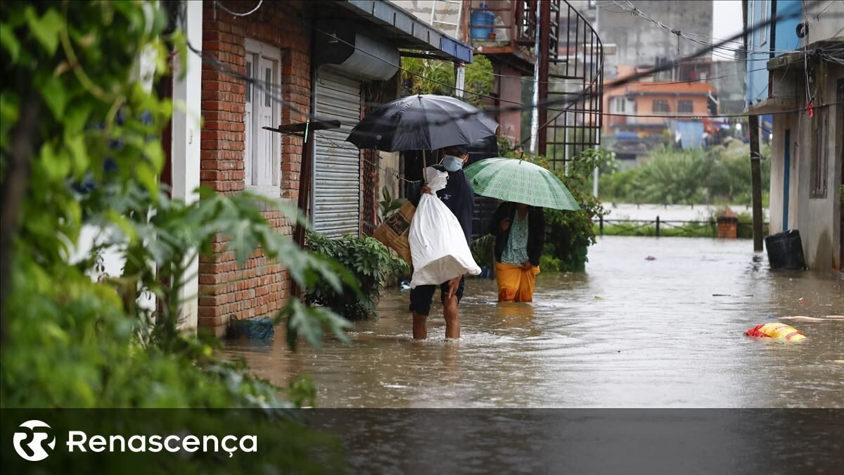 Ao menos 42 indivíduos faleceram em enchentes e deslizamentos no Nepal