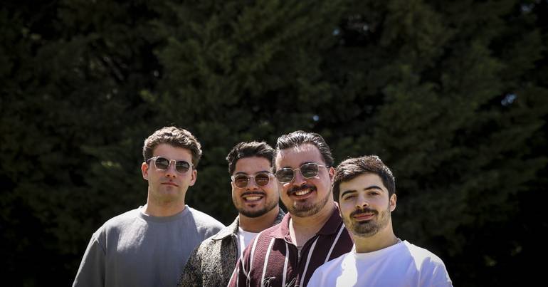 Vizinhos viajam para celebrar o lançamento de álbum