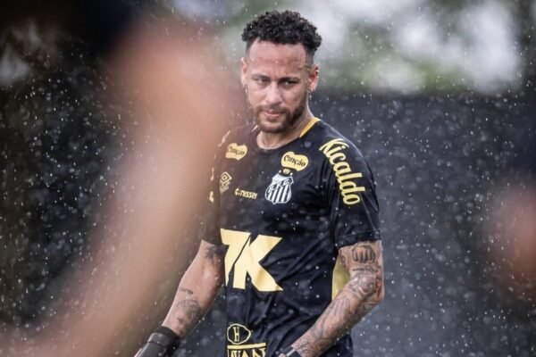 Neymar se prepara para retorno após longa pausa e deseja atuar em jogo crucial na luta do Santos pela permanência
