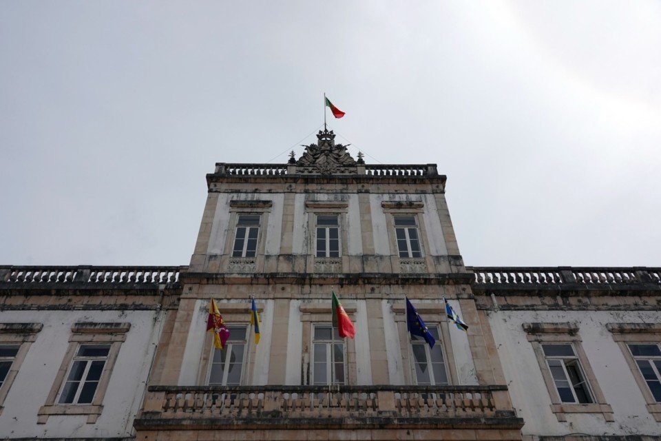 Mês da Comunidade Surda com bandeira nos Paços do Concelho de Coimbra