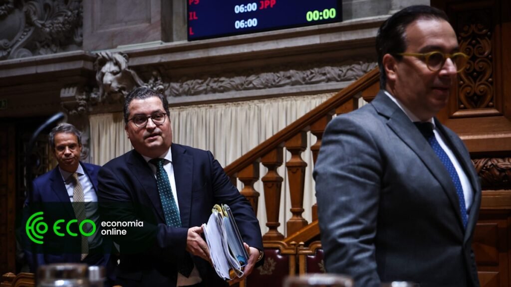 Governo promete cortar dois mil milhões de euros no IRS até 2029