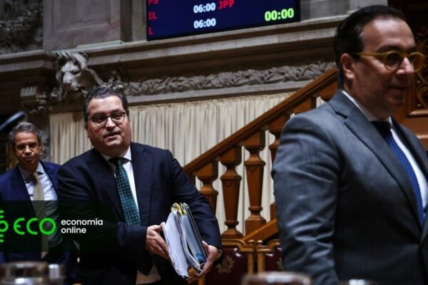 Governo promete cortar dois mil milhões de euros no IRS até 2029