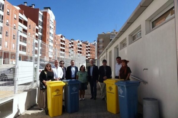 EB 1 de Montes Claros ganha eco-contentores com o programa municipal para eco