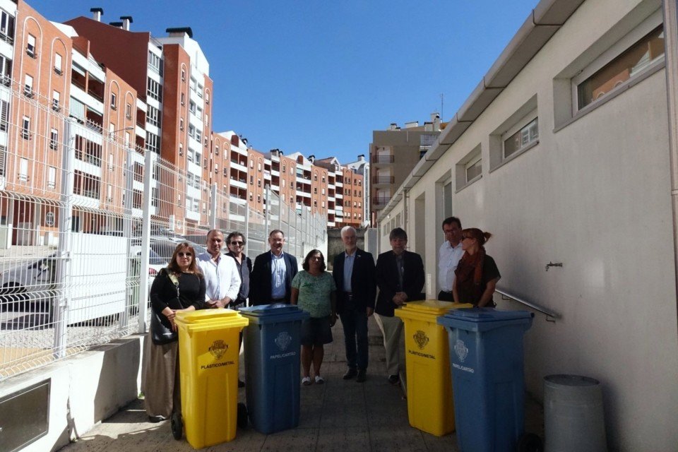 EB 1 de Montes Claros ganha eco-contentores com o programa municipal para eco