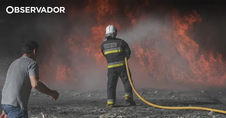 Incêndio em empresa de reciclagem de plásticos em Coimbra