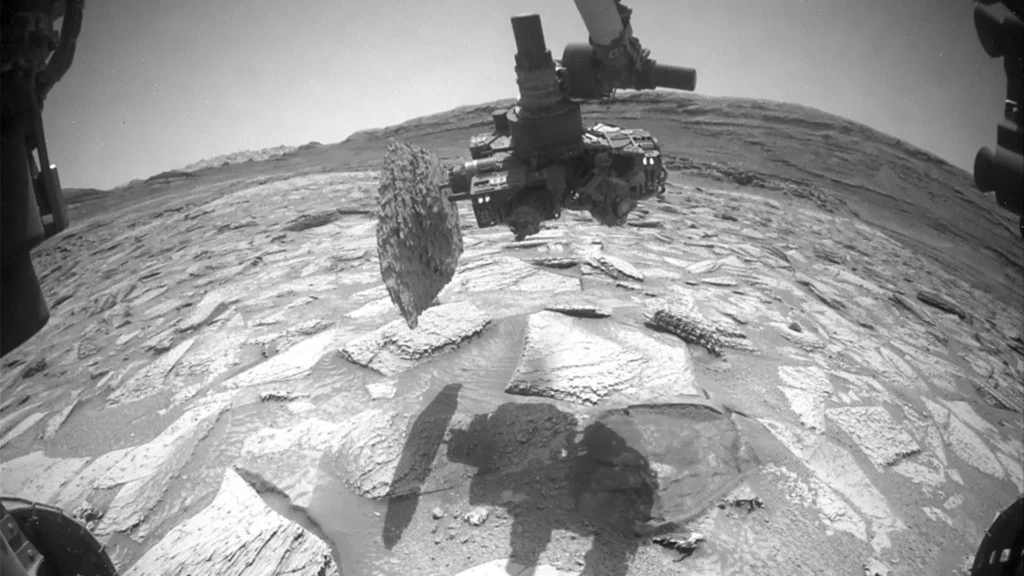 Rover Curiosity da NASA Acidentalmente Remove Pedra de Marte