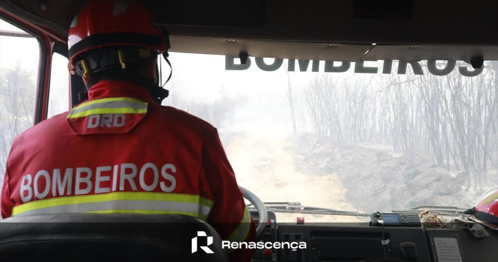 Fogo em edifício em Agualva
