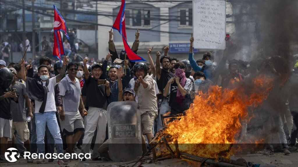 Forças armadas do Nepal com intensa atuação nas vias de Katmandu após tumultos agressivos