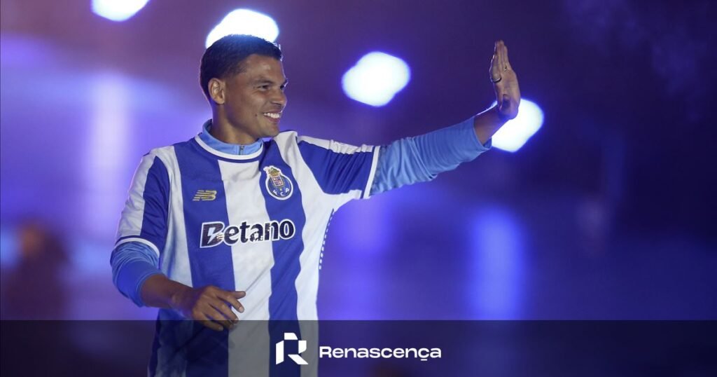 Seis meses depois, Thiago Silva volta ao Fluminense.
