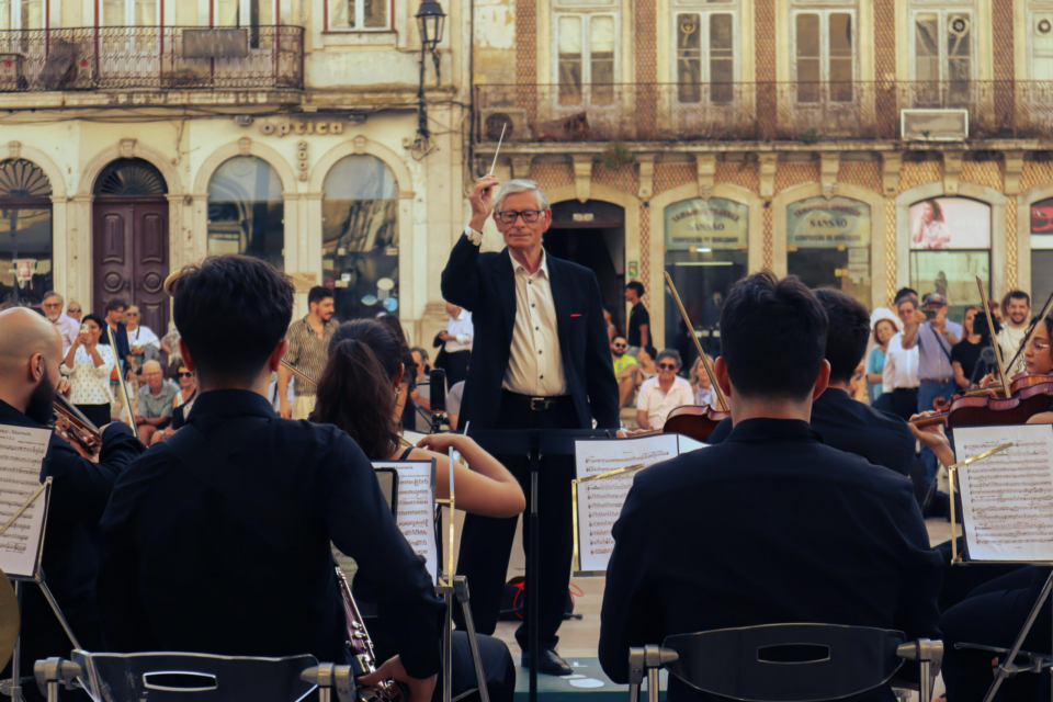 Maestros Improváveis Encantam na Baixa de Coimbra com Música Sem Pedestal