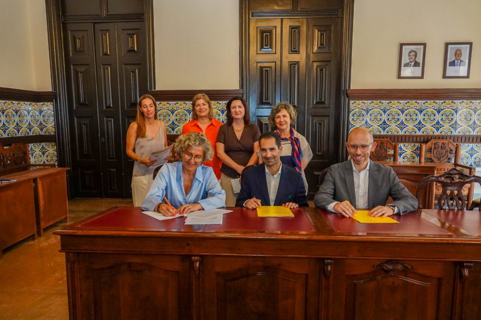 Câmara de Coimbra assina contrato de empréstimo de 22 M