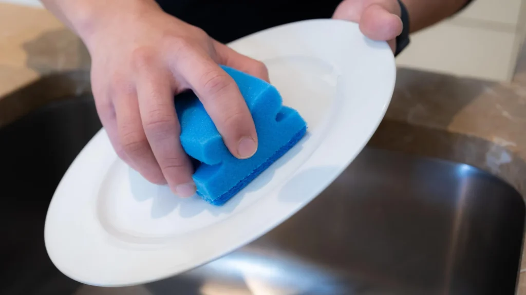Sua esponja de cozinha libera microplásticos sempre que você lava a louça