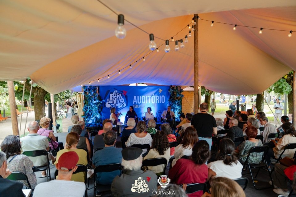 Feira do Livro de Coimbra apresenta novo modelo no Parque Manuel Braga com grande adesão do público