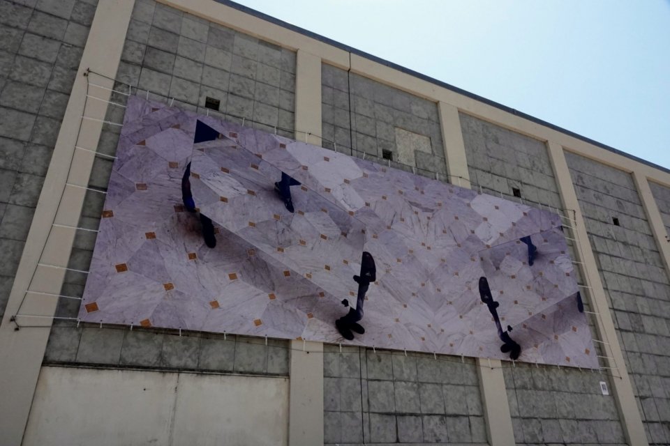 Projeto "Outdoor '26" com obra de José Pedro Croft na fachada do Mercado Municipal D. Pedro