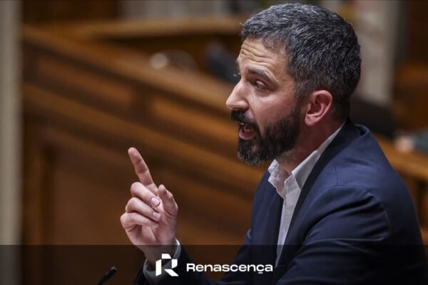 Quem é a companhia encarregada do sistema de avaliação dos testes? BE e Livre questionam o Ministério.